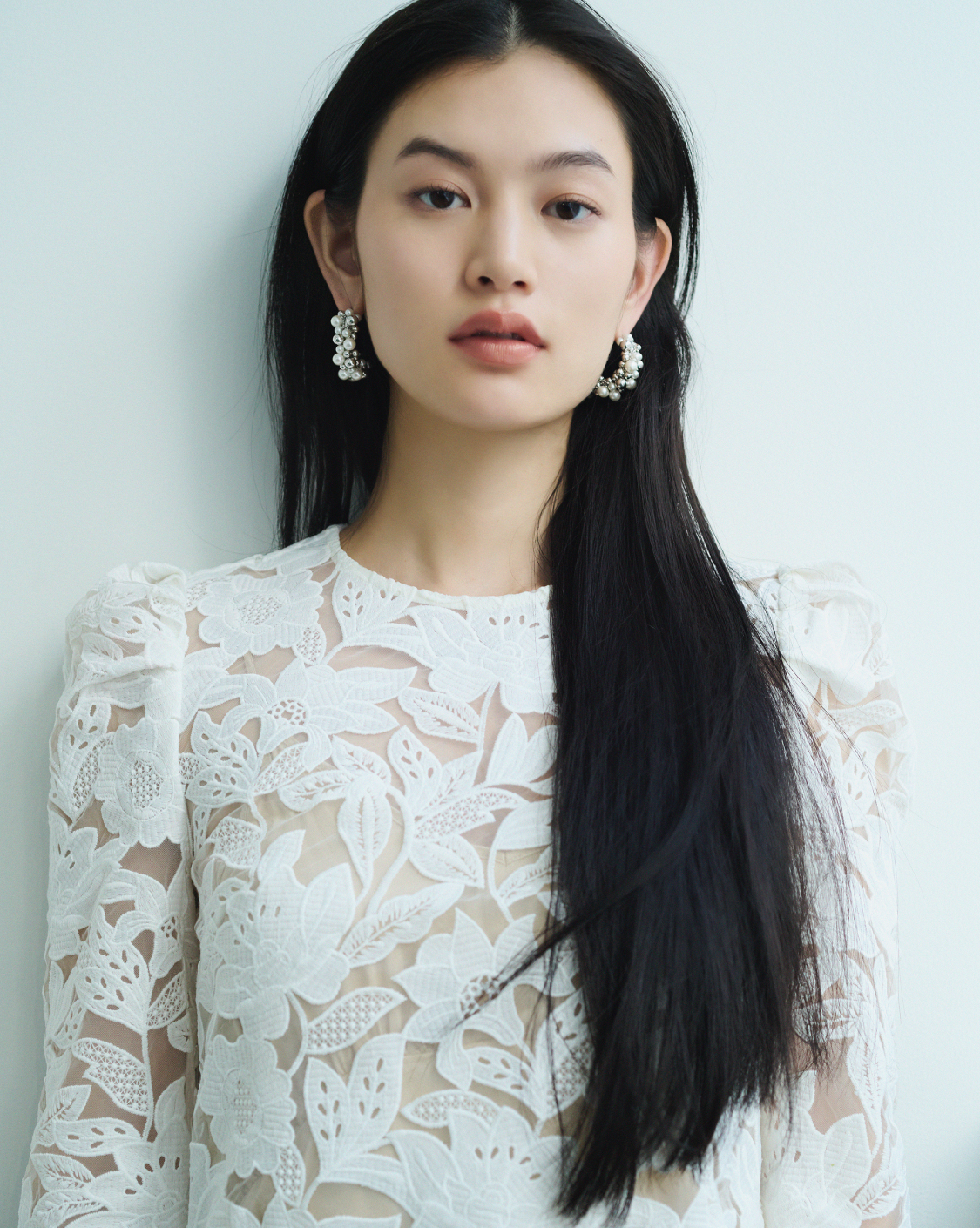 パールとメタルのボールが集まったピアス