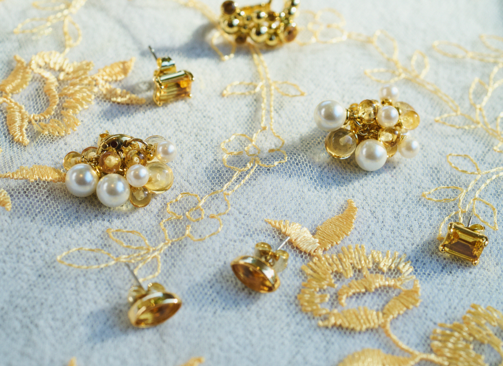 黄色のクリスタルやパールを使用した複数種類のピアス