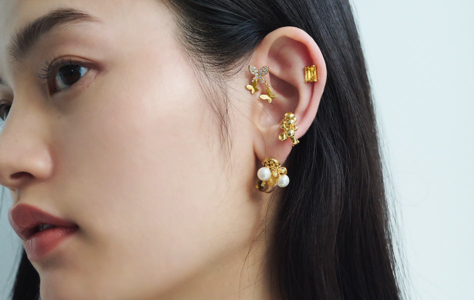 mimosaのアクセサリーをつけた女性