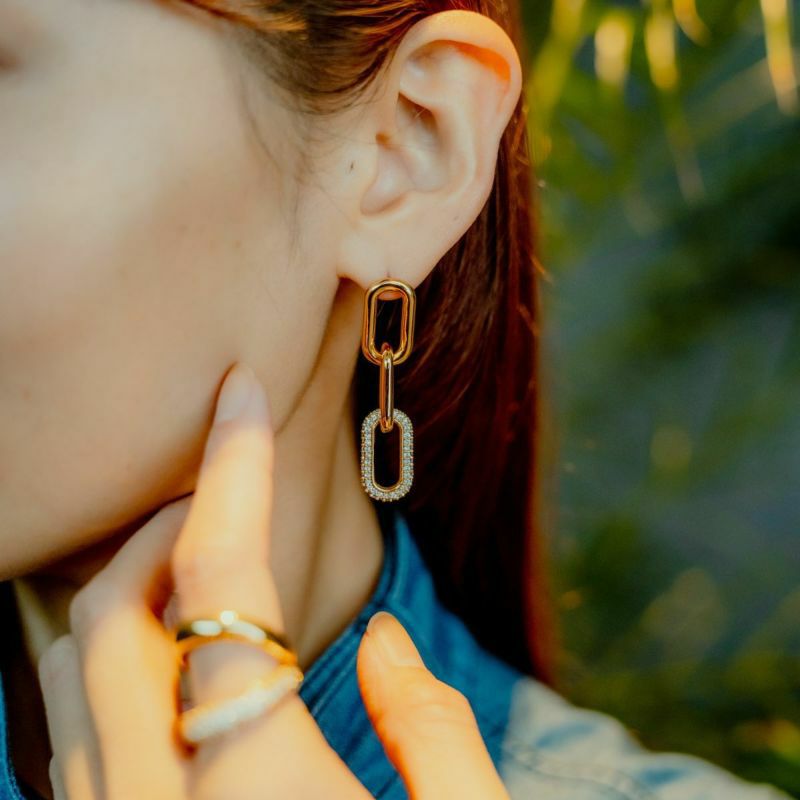 メタルシャイニーチェーンイヤリング(ゴールド)の着用画像