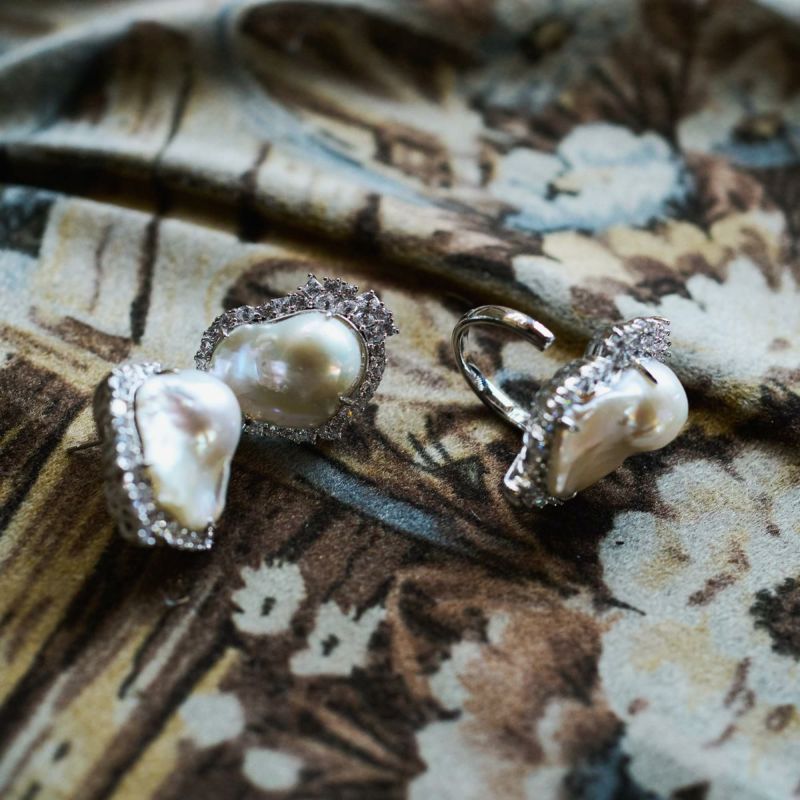 STELLAR HOLLYWOOD パールピアスコメント下さい⭐ ビジューラインパールピアス(ゴールド) | STELLAR HOLLYWOOD-ステラ